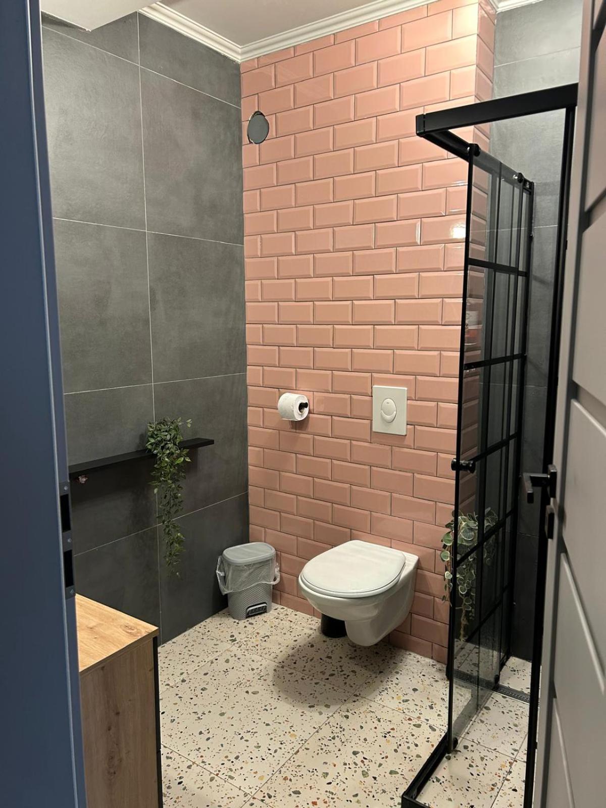 Becca'S Downtown Apartment With Private Parking 拉迪亚 外观 照片